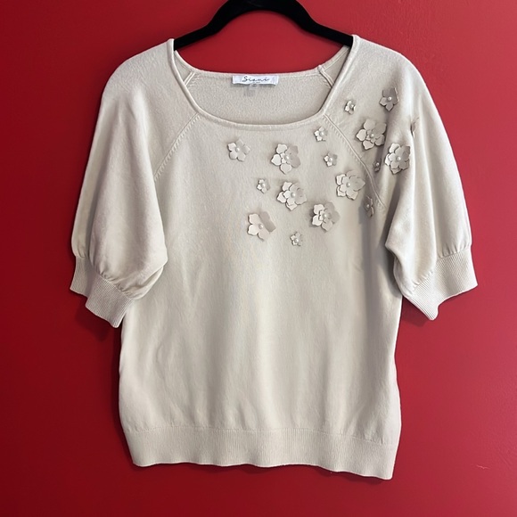 Siani Milano Cream Short Sleeve Sweater w/ Pearl & Floral Embellishments - Picture 6 of 6